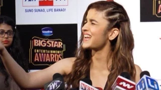 Alia Bhatt ABUSES a reporter at Big Star Entertainment Awards 2014