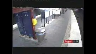 Video/Stockholm:Drunk Swedish man mugged and hit by train/T-bana man rånad och överkörd.