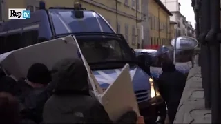 Scontri Firenze, manifestante colpisce poliziotti con un segnale stradale