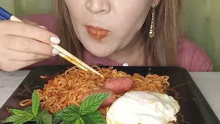 Острая лапша 🍜, жареные яйца ,сосиски .Spicy noodles, fried eggs, sausages.