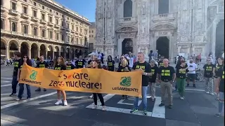 Milano, flashmob di Legambiente contro nucleare e dipendenza dal gas