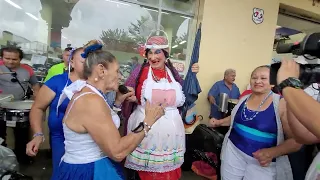 Mire quien llego a buscar a Yajaira@La tenchis y armo un gran alboroto En la plaza😮💃🎼🎷🎵