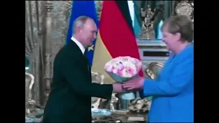 🌹🌹 Flowers for Angel Merkel nice Putin! #shorts  #angelamerkel #flowers #vladimirputin