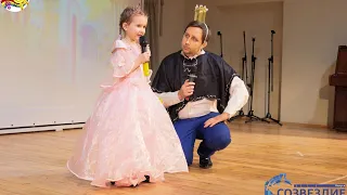 Дебют на сцене. 5 летняя дочка и папа. Песня короля и принцессы. Лучики надежды