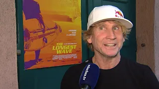 Surfikone Robby Naish reitet die Münchner Eisbachwelle und stellt Doku über sein Leben vor