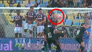 Vasco reclama de pênalti contra o Fluminense após a bola bater no braço de Germán Cano