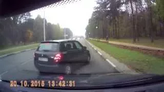 Женщина бросается под колёса автомобиля