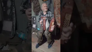 Дедушка в свои 88 лет играет на гармошке