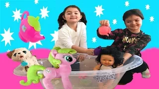 MASAL VE ÖYKÜ ÇAYDANLIKLA BEBEĞİ VE KÖPEĞİNİ YIKIYOR! Playing with Tea Set, My Little Pony and Dolls