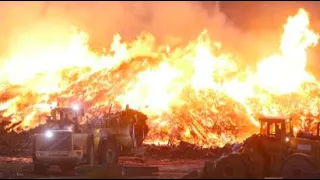 Storbrand på soptipp i Botkyrka - se elden från ovan