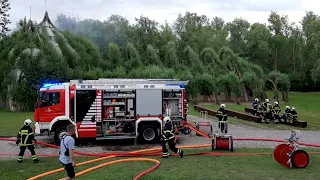 Der Weidendom im IGA-Park in Rostock brennt. Feuerwehreinsatz mit vier Fahrzeugen.