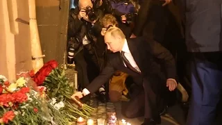 Владимир Путин возложил цветы у станции метро «Технологический институт»