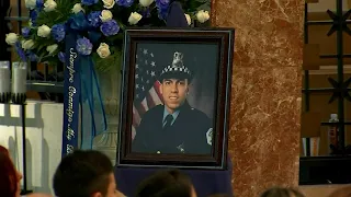 Slain Chicago police officer mourned at funeral