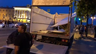 Алые паруса 2018   Толпа проломила крышу фургона