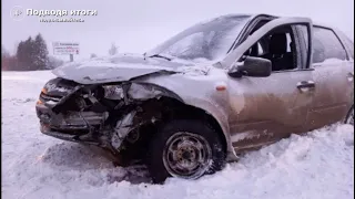 Автомобилистка пострадала под Вологдой после столкновения фургона и снегоуборочной машины.