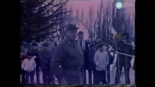 Nicolaides con soldados conscriptos después de la guerra de Malvinas, 1982