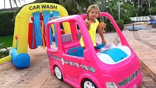 Diana and Papa Pretend Play car wash