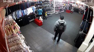 ПН TV: В Николаеве парень ворует одежду в детском магазине