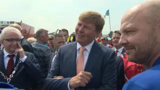 Koning Willem Alexander over pontonbrug Cuijk