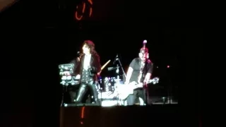 Aerosmith's Joe Perry leaves stage, EMTs rush to him during Hollywood Vampires concert