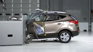 2013 Hyundai Tucson driver-side small overlap IIHS crash test