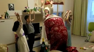 Музыкальная игра "Ёлочки-пенечки" с Дедом Морозом и Снегурочкой
