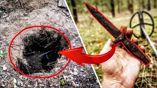Vergraben in der Erde tief im Wald - Schatzsuche mit Metalldetektor nach alten Relikten (Sondeln)