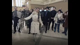 Русская молодежь поет в Москве на Киевском вокзале "Розпрягайте хлопці коней"!
