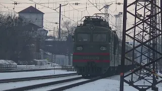 Неспешный выльник с поездом-коротышкой | ВЛ82М-079 с пассажирским поездом Харьков - Черновцы