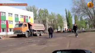 В Ленинске Волгоградской области дорожники укладывают асфальт в лужи