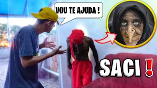 CÂMERA FLAGRA HOMEM CAPTURANDO SACI E SOLTANDO ELE DENTRO DE CASA !!! (folclore brasileiro)