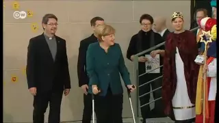 Меркель впервые после травмы появилась на публике