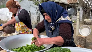 GRANDE AVÓ CAUCASIANA COZINHANDO PILAF EM TANDOOR | ALDEIA NA MONTANHA | RECEITA DE ARROZ FRITO