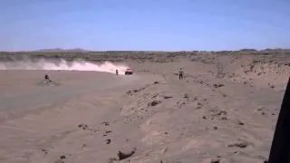 Robby Gordon  pasando a una moto RALLY DAKAR 2014