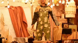 Grammys 2015: Kristen Wiig plays Sia in 'Chandelier' performance