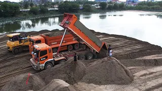 Strong Power Bulldozer SHANTUI Push Clearing Sand And 8x4 Hino 500 Moving Unloading Sand