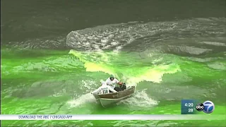 How does Chicago dye the river green for St. Patrick's Day?