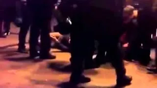 Беркут избивает людей возле Администрации Президента на ул.Банковая 1 декабря
