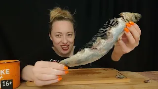 EATING SHOW: HERRING SKIN, TAIL AND GNAW BONES | MUKBANG | ASMR | 먹방 | 쇼 | 이팅 | 사운드