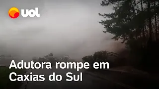 Chuva no RS: Adutora rompe e bloqueia Rota do Sol; vídeo mostra força da água