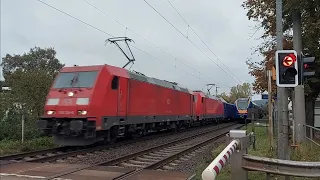 Bahnübergang in Ludwigsau Friedlos Züge am Freitag 20.10.2023 ICE-T Doppeltraktion viel Güterverkehr