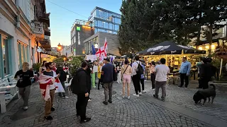 Тбилиси в эти минуты. В центре города участники акции требуют закрыть границы с Россией.