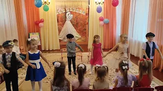 танец мальчиков и девочек под музыку "Едем, едем в соседнее село"и  Егора Крида