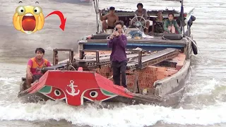 [745] It was very difficult for a family of 6 people on a boat to carry bricks through the dam gate