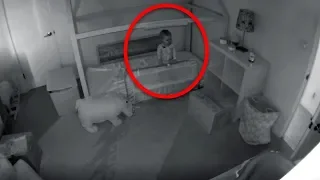 Baby verschwindet trotz geschlossener Tür immer wieder aus dem Zimmer, ein Video sollte es aufdecken