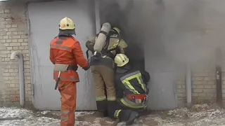 У Сумах рятувальники запобігли масштабній пожежі на території гаражного кооперативу