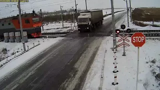 Подборка ДТП на железнодорожном переезде.