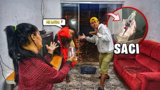 CAMERA FLAGRA SACI PERERÊ SENDO SOLTO DENTRO DE CASA!!! - cenas reais (folclore brasileiro)