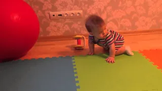 Двойня играет  - 9 months old twins playing