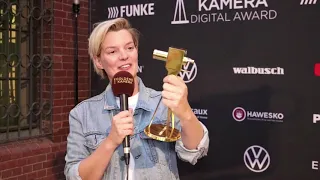 Laura Kampf freut sich über die GOLDENE KAMERA